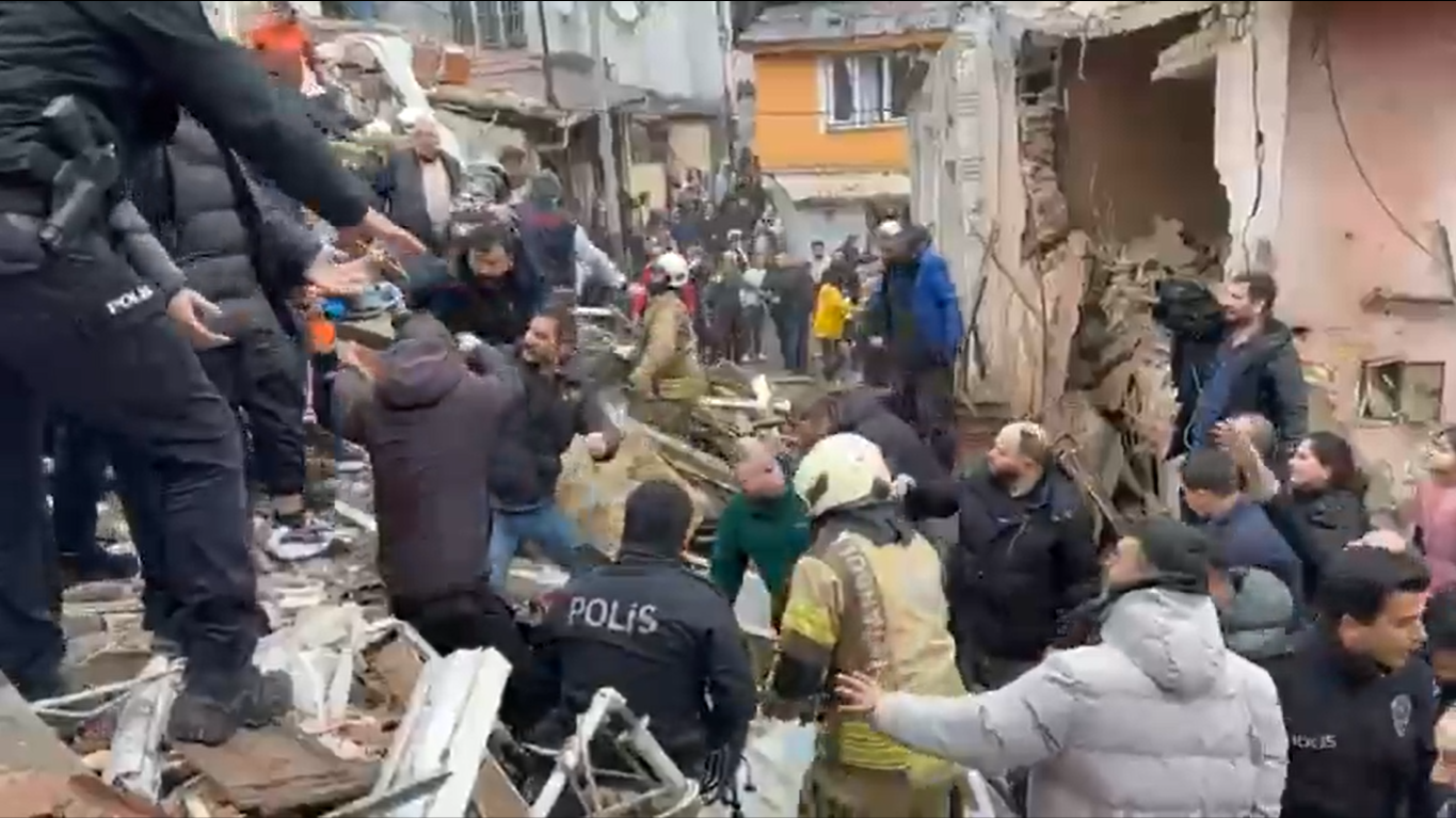 Istanbul building collapse after explosion: 9 rescued and 2 still trapped